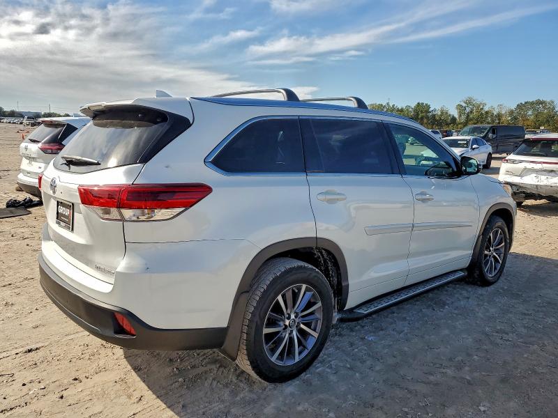 Photo 3 from auction – 2018 TOYOTA HIGHLANDER with VIN 5TDJZRFH8JS817002