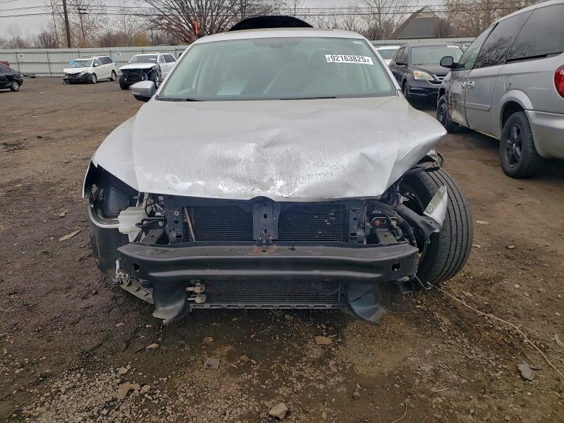 Photo 5 from auction – 2015 VOLKSWAGEN PASSAT SEL with VIN 1VWCT7A37FC021342