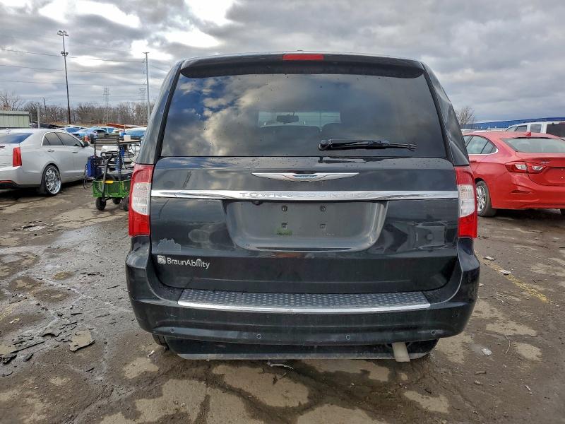 Photo 6 from auction – 2014 CHRYSLER TOWN & COU with VIN 2C4RC1CGXER344039