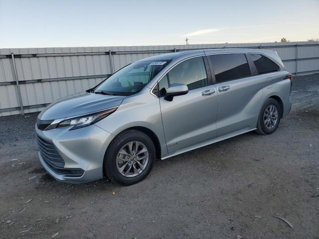 TOYOTA SIENNA LE 2021 with VIN 5TDKRKECXMS044328 - Photo from auction