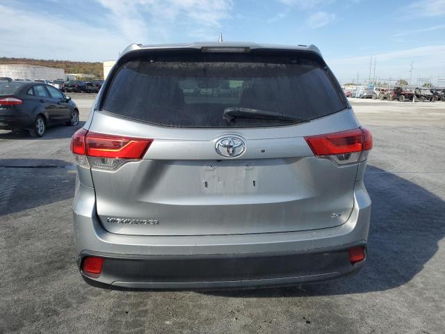 Photo 6 from auction – 2018 TOYOTA HIGHLANDER with VIN 5TDKZRFH4JS535167