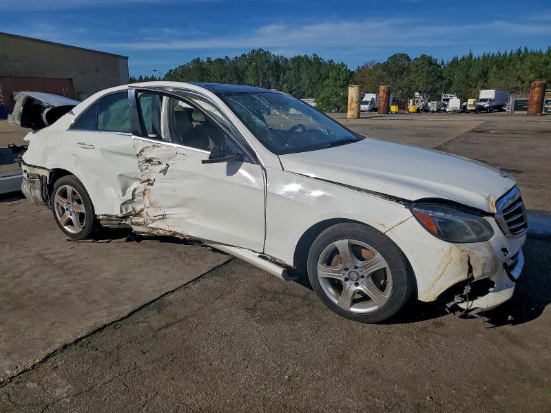 Photo 4 from auction – 2015 MERCEDES-BENZ E 350 with VIN WDDHF5KB1FB133866
