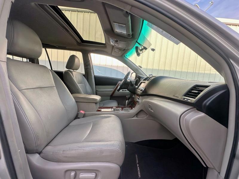 Photo 5 from auction – 2011 TOYOTA HIGHLANDER with VIN 5TDYK3EH8BS045877
