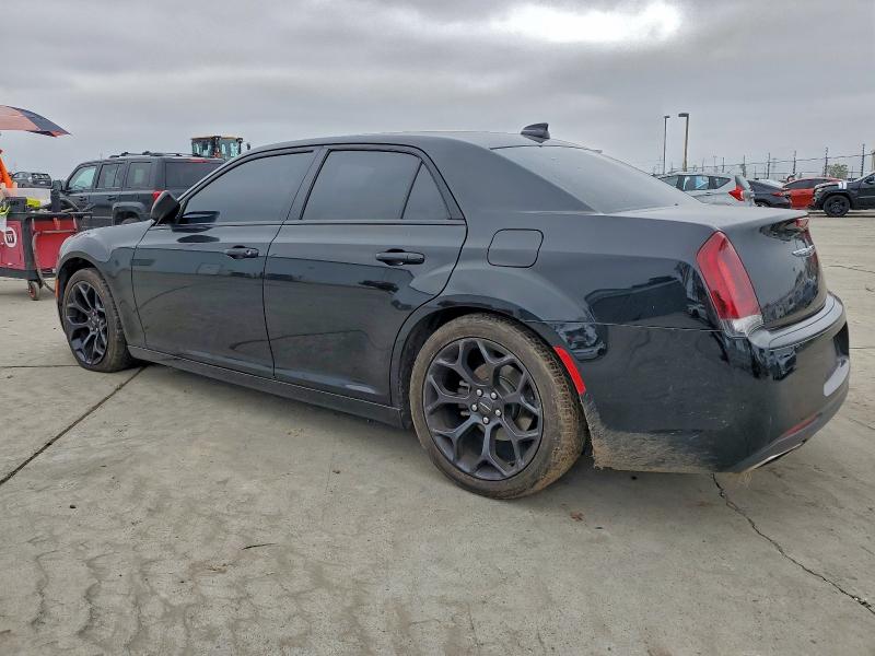 Photo 2 from auction – 2019 CHRYSLER 300 with VIN 2C3CCABGXKH555464