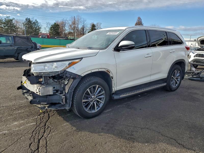TOYOTA HIGHLANDER 2019 with VIN 5TDKZRFH7KS357742 - Photo from auction