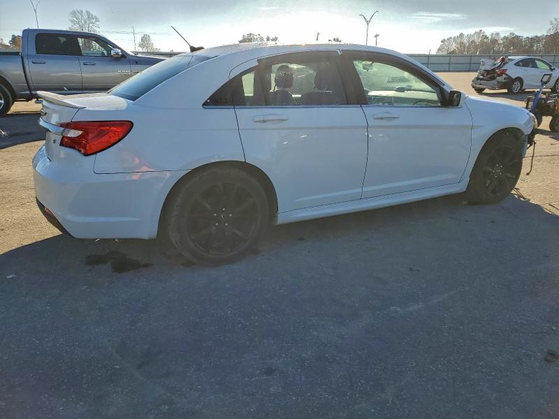 Photo 3 from auction – 2014 CHRYSLER 200 TOURIN with VIN 1C3CCBBG2EN171275