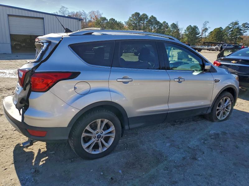 Photo 3 from auction – 2019 FORD ESCAPE SE with VIN 1FMCU0GD5KUA91302