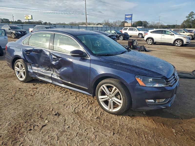 Photo 4 from auction – 2015 VOLKSWAGEN PASSAT SEL with VIN 1VWCV7A33FC067888