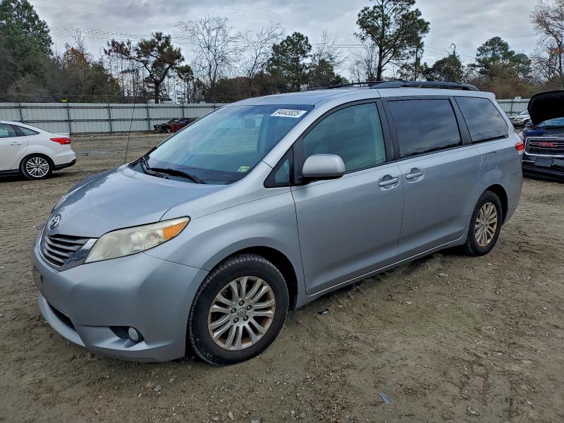 TOYOTA SIENNA XLE 2011 with VIN 5TDYK3DC5BS107581 - Photo from auction