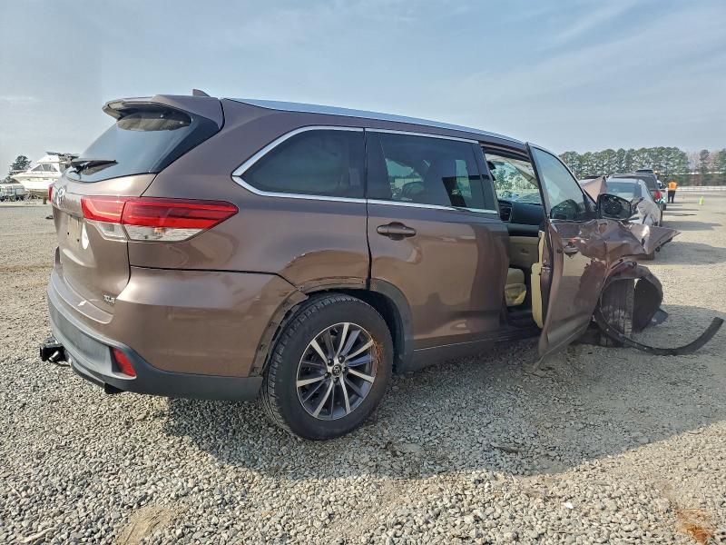 Photo 3 from auction – 2017 TOYOTA HIGHLANDER with VIN 5TDKZRFH0HS199673