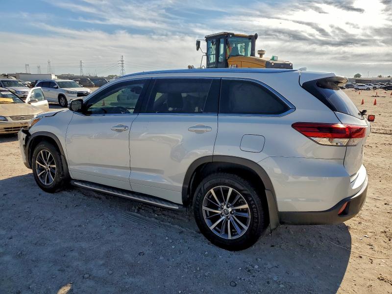 Photo 2 from auction – 2019 TOYOTA HIGHLANDER with VIN 5TDKZRFHXKS566053