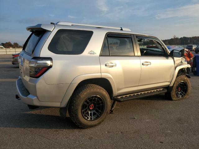 Photo 3 from auction – 2018 TOYOTA 4RUNNER SR with VIN JTEBU5JR7J5593878