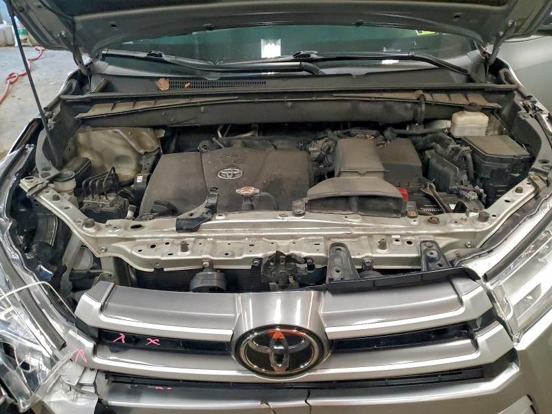 Photo 12 from auction – 2018 TOYOTA HIGHLANDER with VIN 5TDJZRFH1JS551905