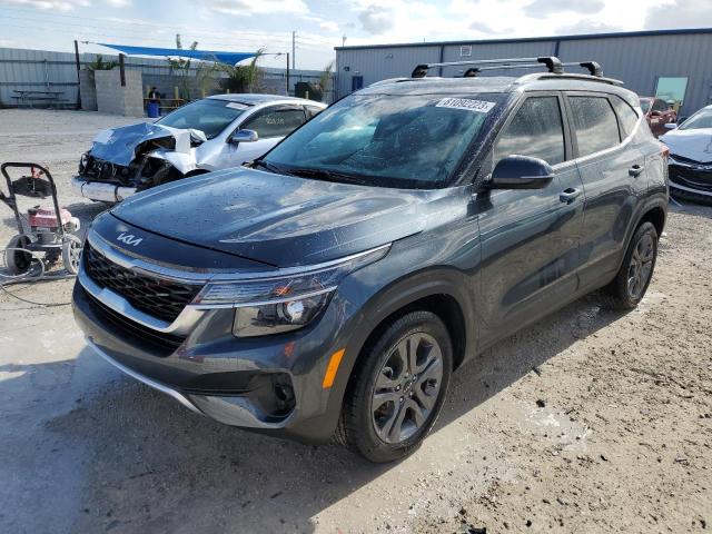KIA SELTOS S 2023 مع رقم تعريف المركبة KNDEU2AA2P7385205 - صورة من المزاد