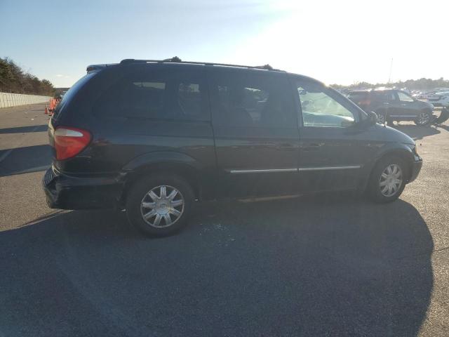 Photo 3 from auction – 2005 CHRYSLER TOWN & COU with VIN 2C8GP54L25R575451