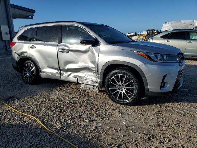 Photo 4 from auction – 2018 TOYOTA HIGHLANDER with VIN 5TDKZRFH5JS533413