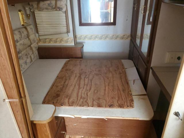 Photo 6 from auction – 2003 WORKHORSE CUSTOM CHASSIS MOTORHOME with VIN 5B4MP67G933356653