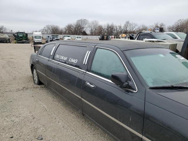 Photo 9 from auction – 2003 LINCOLN TOWN CAR E with VIN 1L1FM81W33Y653215