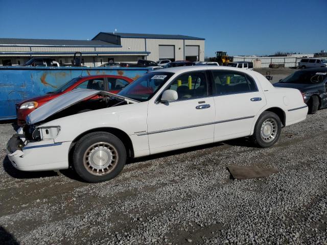 LINCOLN TOWN CAR E 2002 with VIN 1LNHM81WX2Y667652 - Photo from auction
