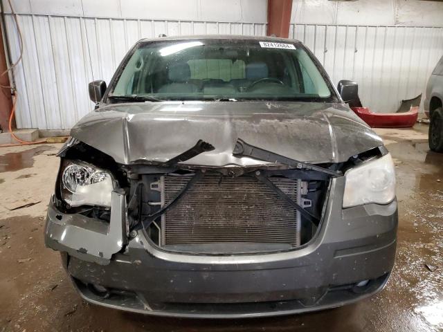 Photo 5 from auction – 2010 CHRYSLER TOWN & COU with VIN 2A4RR8D17AR321128