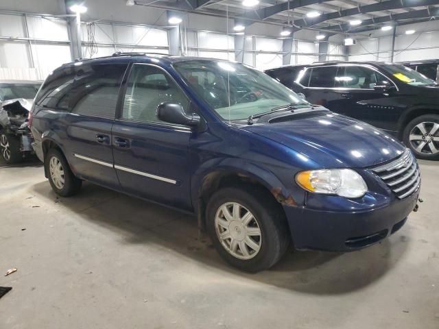 Photo 4 from auction – 2005 CHRYSLER TOWN & COU with VIN 2C4GP54L95R260213