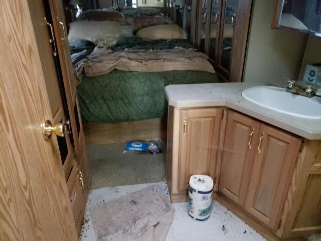 Photo 9 from auction – 2001 MONA MOTORHOME with VIN 1RF12031311013042