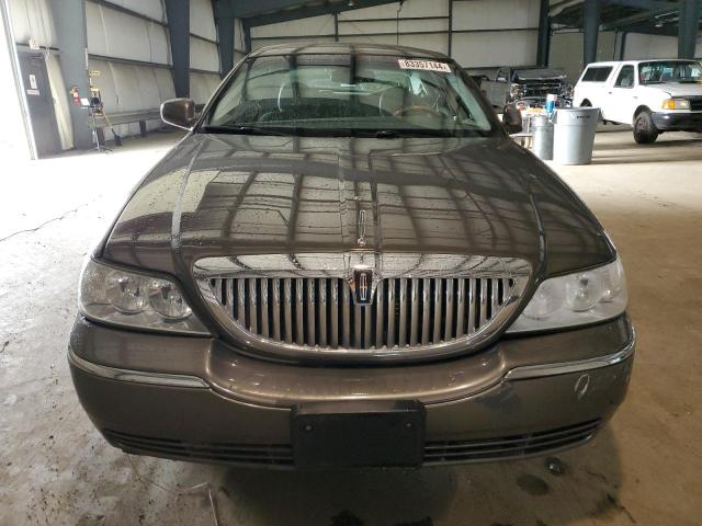 Photo 5 from auction – 2004 LINCOLN TOWN CAR U with VIN 1LNHM83W44Y670000
