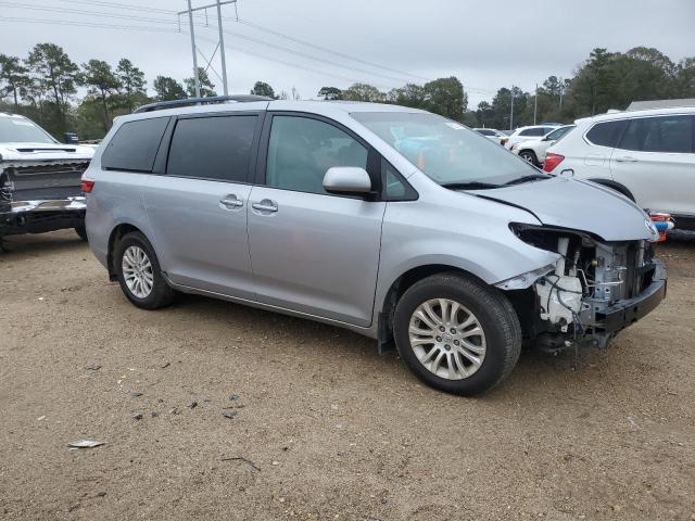 Photo 4 from auction – 2017 TOYOTA SIENNA XLE with VIN 5TDYZ3DC2HS794605
