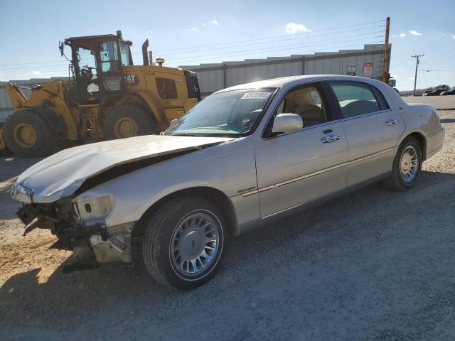 LINCOLN TOWN CAR C 2000 with VIN 1LNHM83W4YY934290 - Photo from auction