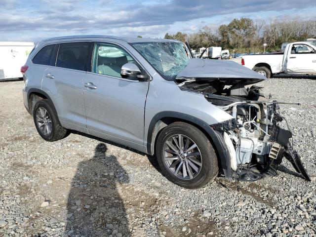 Photo 4 from auction – 2018 TOYOTA HIGHLANDER with VIN 5TDKZRFH9JS542521