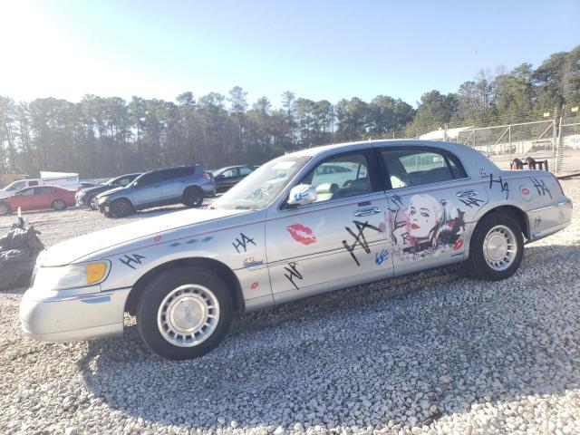 LINCOLN TOWN CAR E 2001 with VIN 1LNHM81W01Y655573 - Photo from auction