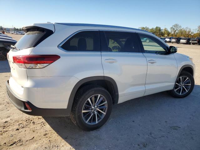 Photo 3 from auction – 2018 TOYOTA HIGHLANDER with VIN 5TDKZRFHXJS527073