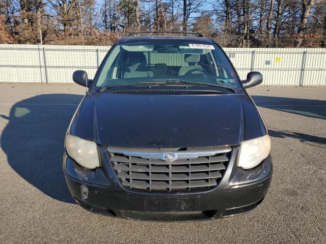 Photo 5 from auction – 2005 CHRYSLER TOWN & COU with VIN 2C8GP54L25R575451