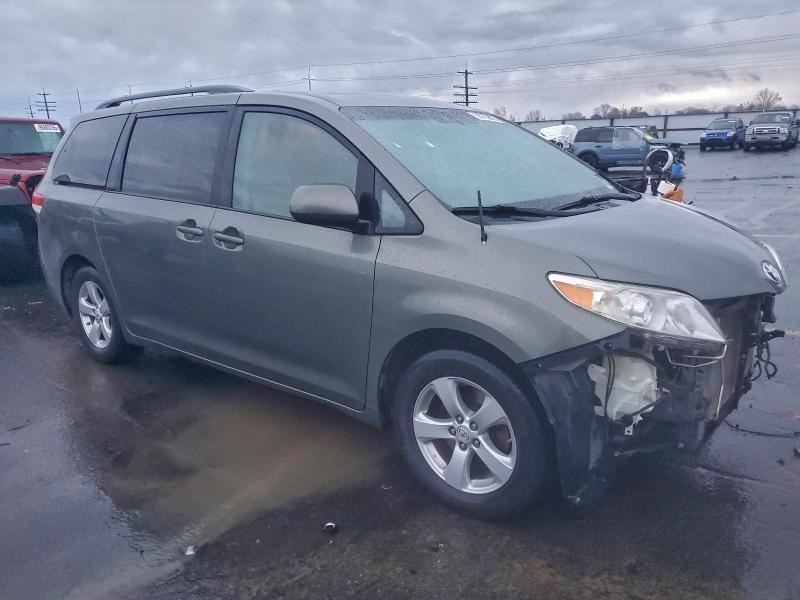 Photo 4 from auction – 2011 TOYOTA SIENNA with VIN 5TDKK3DC2BS147302