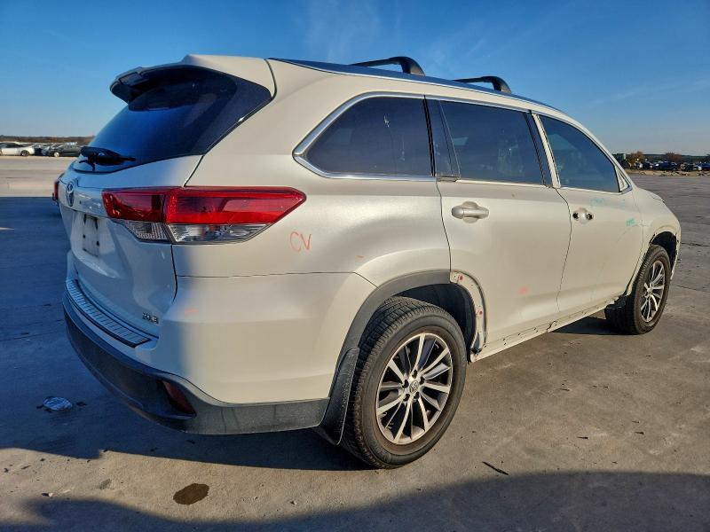 Zdjęcie 3 z aukcji – 2018 TOYOTA HIGHLANDER z VIN 5TDKZRFH9JS526738