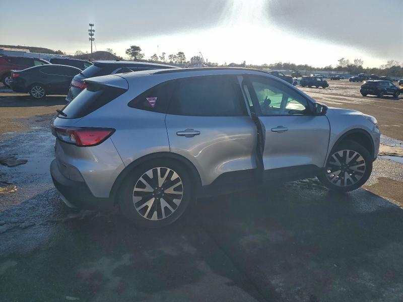 Photo 3 from auction – 2020 FORD ESCAPE SE with VIN 1FMCU9BZ6LUC38770