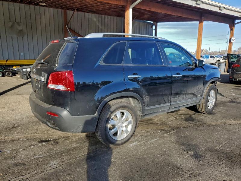 Photo 3 from auction – 2011 KIA SORENTO with VIN 5XYKTCA17BG032756