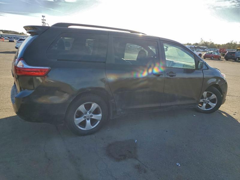 Zdjęcie 3 z aukcji – 2017 TOYOTA SIENNA LE z VIN 5TDKZ3DC3HS779181