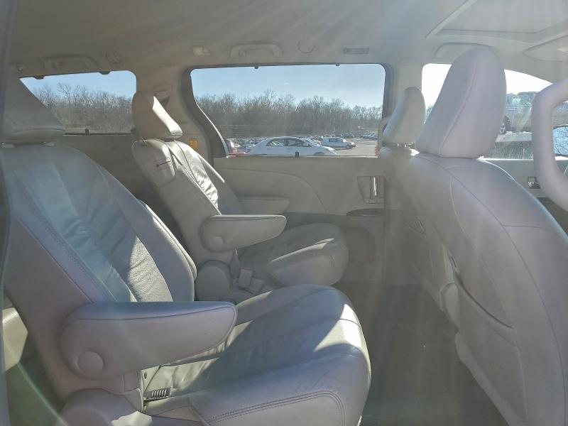 Photo 11 from auction – 2011 TOYOTA SIENNA XLE with VIN 5TDYK3DCXBS090826