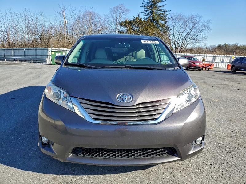 Photo 5 from auction – 2011 TOYOTA SIENNA XLE with VIN 5TDYK3DCXBS090826
