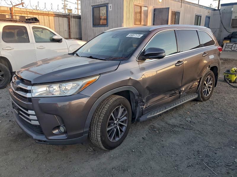 TOYOTA HIGHLANDER 2017 with VIN 5TDKZRFH8HS192163 - Photo from auction