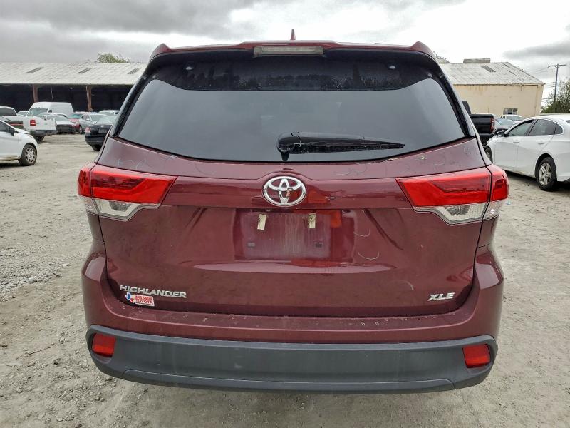 Photo 6 from auction – 2018 TOYOTA HIGHLANDER with VIN 5TDKZRFH0JS257786