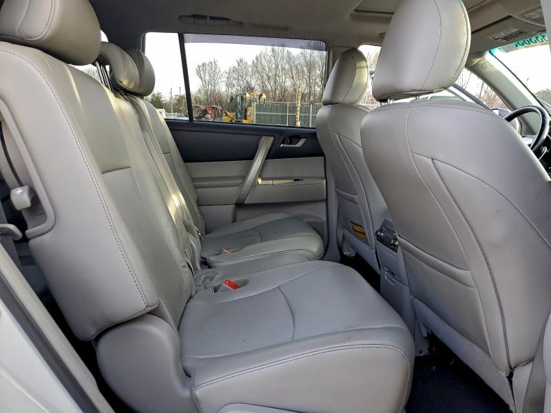 Photo 11 from auction – 2012 TOYOTA HIGHLANDER with VIN 5TDBK3EH1CS135850