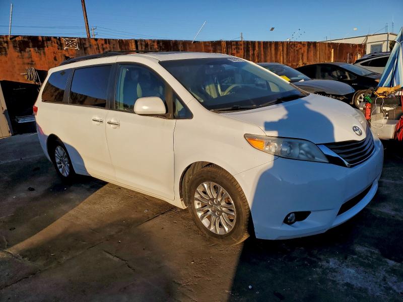 Photo 4 from auction – 2011 TOYOTA SIENNA XLE with VIN 5TDYK3DC6BS122669