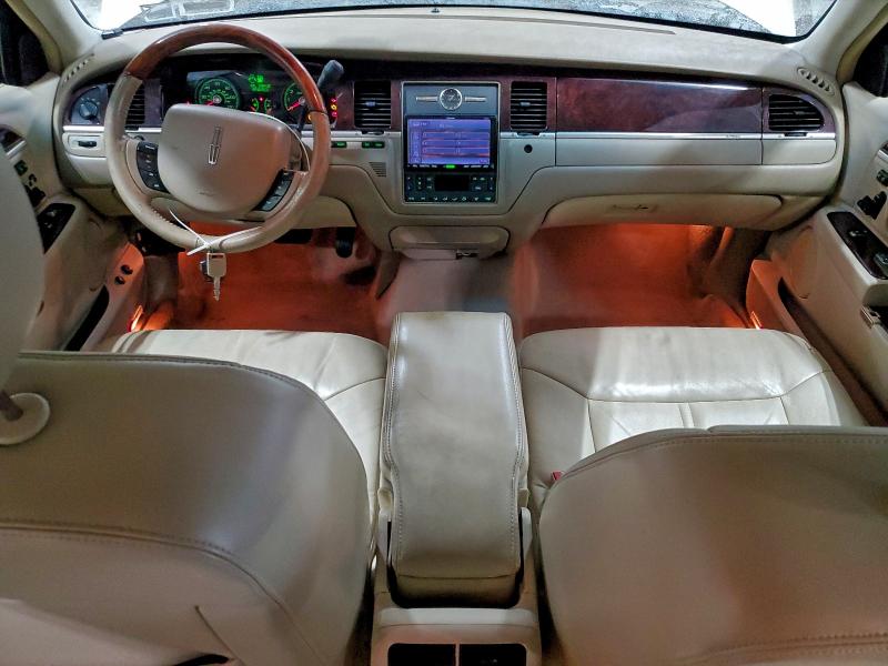 Photo 8 from auction – 2008 LINCOLN TOWN CAR S with VIN 2LNHM82W28X656183