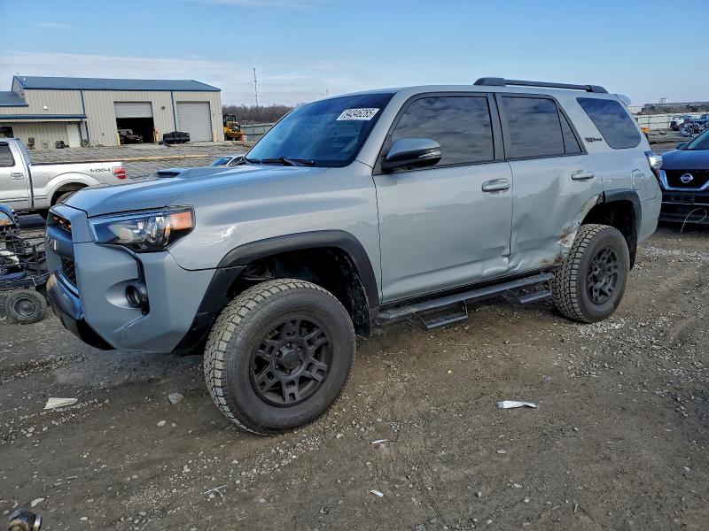 TOYOTA 4RUNNER SR 2018 with VIN JTEBU5JR0J5594239 - Photo from auction
