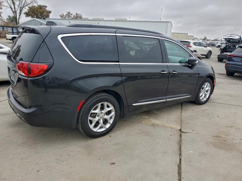 Photo 3 from auction – 2017 CHRYSLER PACIFICA with VIN 2C4RC1BG2HR820855