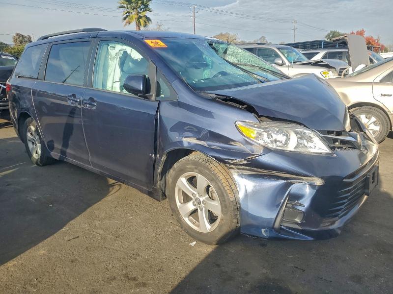 Photo 4 from auction – 2018 TOYOTA SIENNA LE with VIN 5TDKZ3DC0JS937465