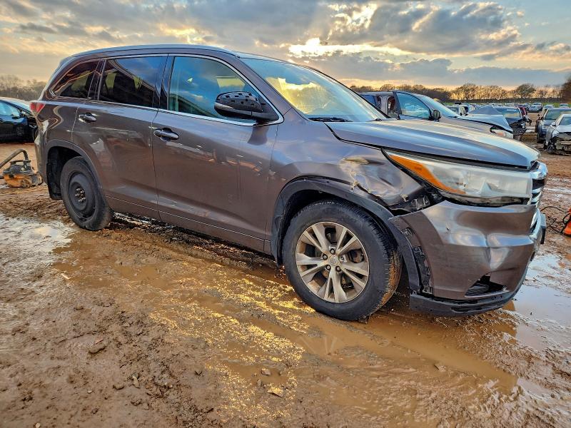 Photo 4 from auction – 2015 TOYOTA HIGHLANDER with VIN 5TDJKRFH7FS216661