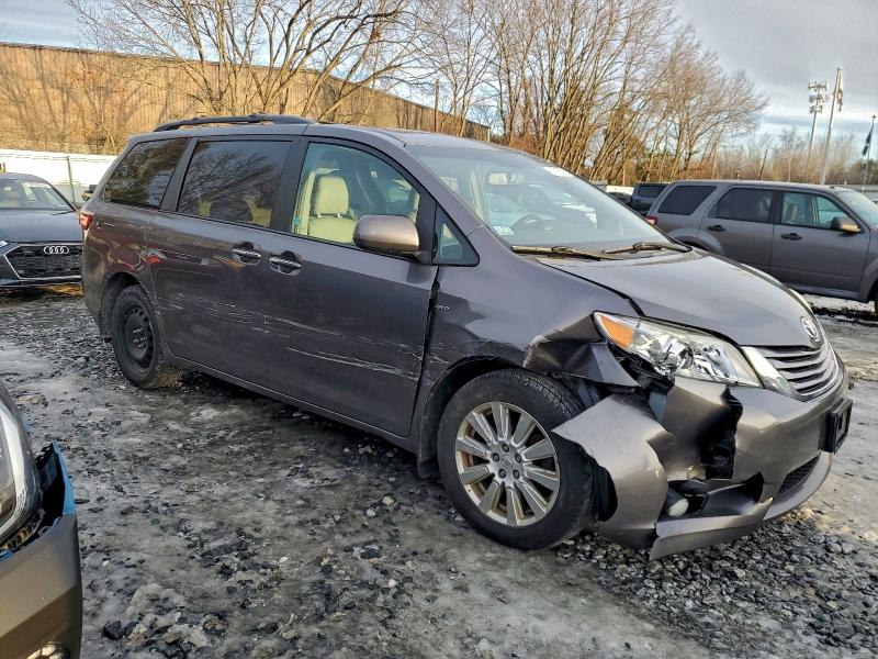 Photo 4 from auction – 2017 TOYOTA SIENNA XLE with VIN 5TDDZ3DC0HS170817